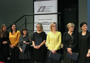 Nauczyciele na uroczystości wręczenia Certyfikatu Sieci Szkół Promujących Zdrowie Województwa Łódzkiego